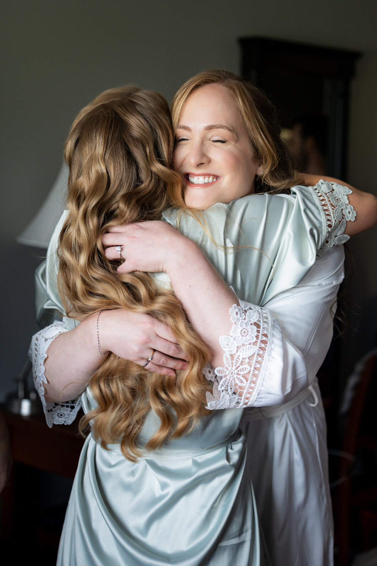 Émotions entre mariée et sa témoin lors de la préparation avant le mariage