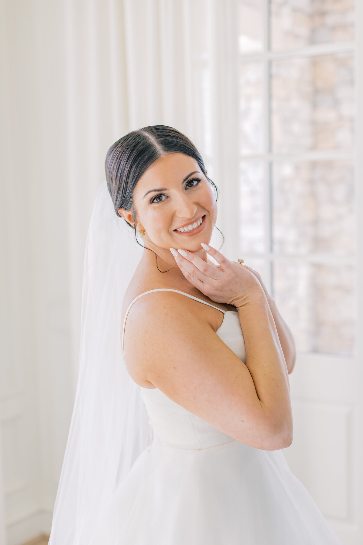 charming-delighted-bridal-portrait-with-elegant-vibes