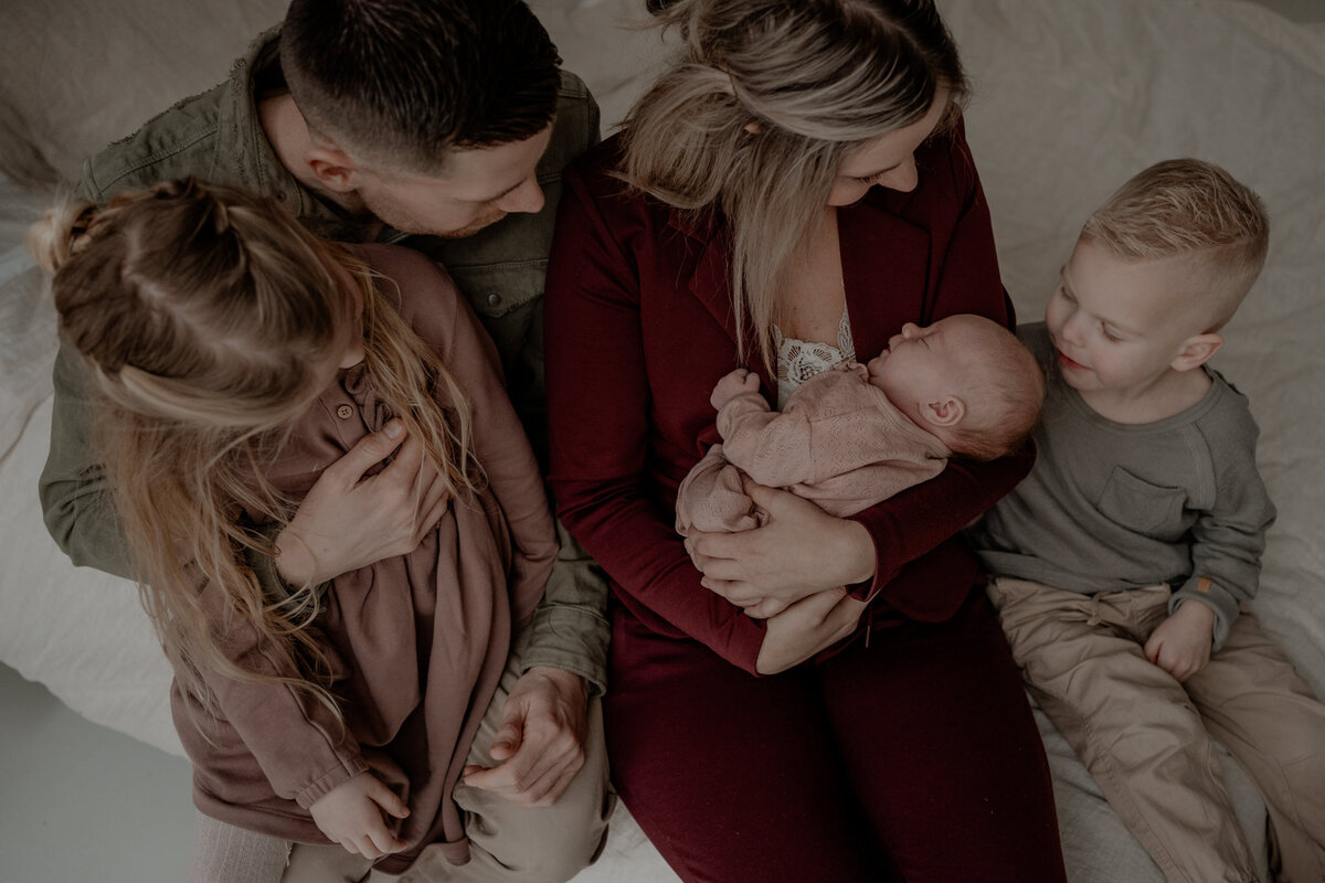 Shotsbylise_newbornshoot_lifestyle_motherhood_fotograafhaps_videografie_gezinshoot24