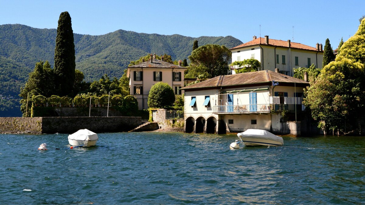 Serene Italian Villa on Lake