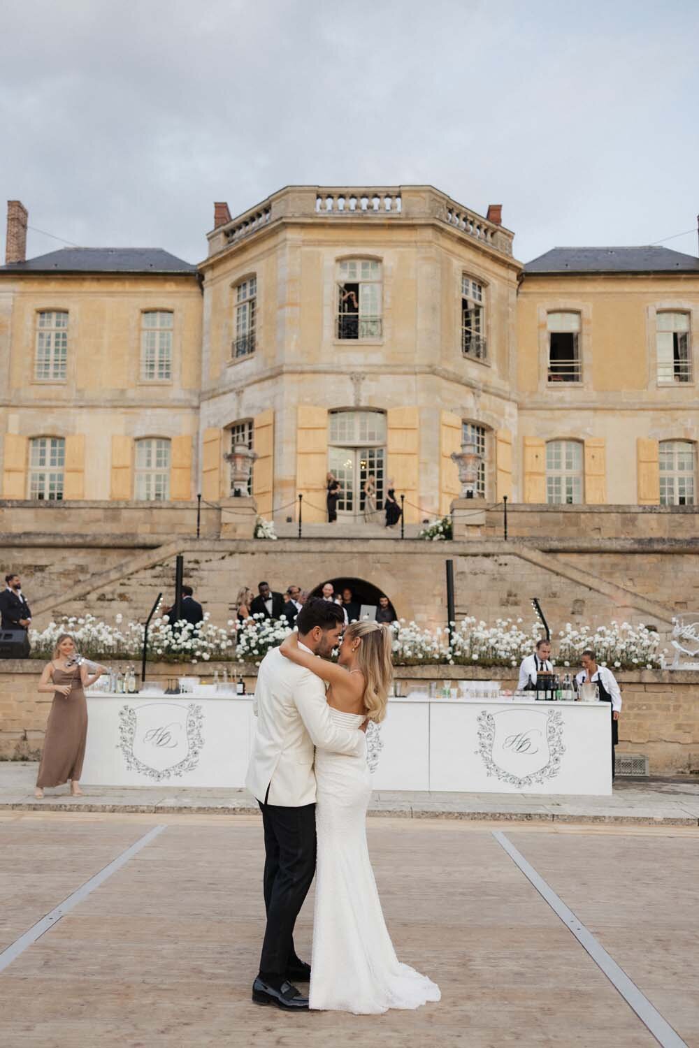 white luxury romance at chateau de Villette for Hannah & dylan Barbour wedding in Paris - Floarl designer Veronique lORRE43