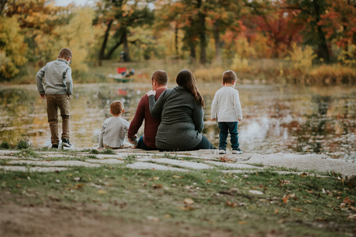 Experience riverside bliss in St. Paul family portraits by Shannon Kathleen Photography. Let the riverbanks become the backdrop for your family's happiness. Book now!
