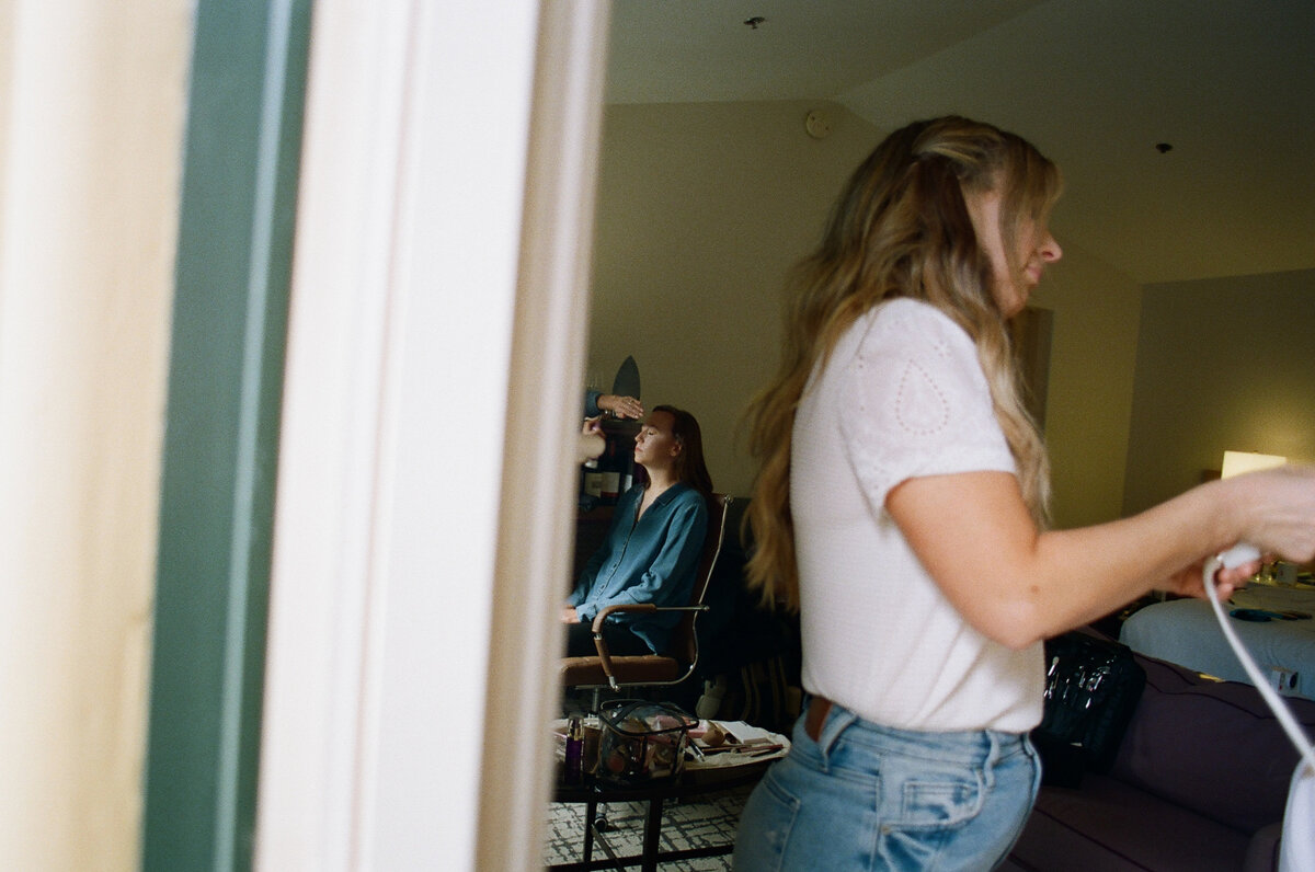 haley-robbie-getting-ready-oliveandoath-7