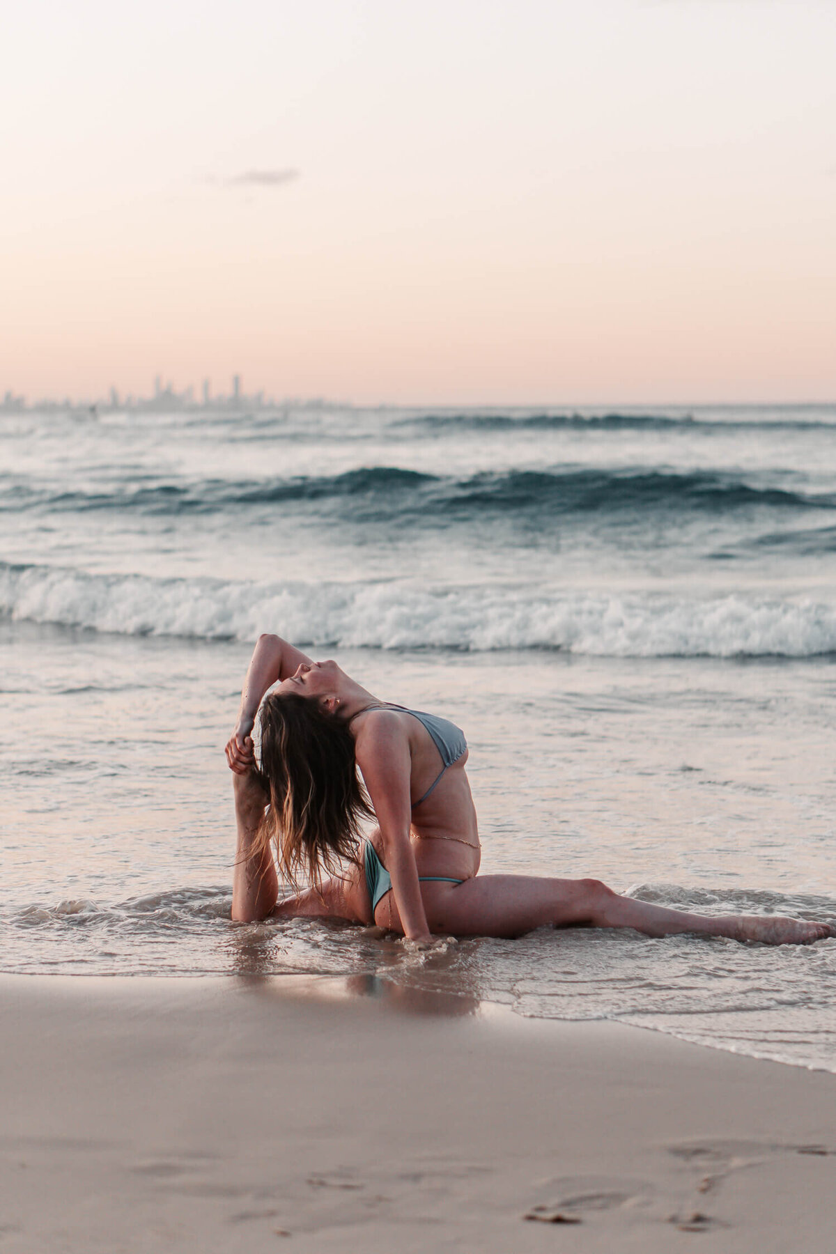 142- beach yoga photoshoot eloise yogaroo