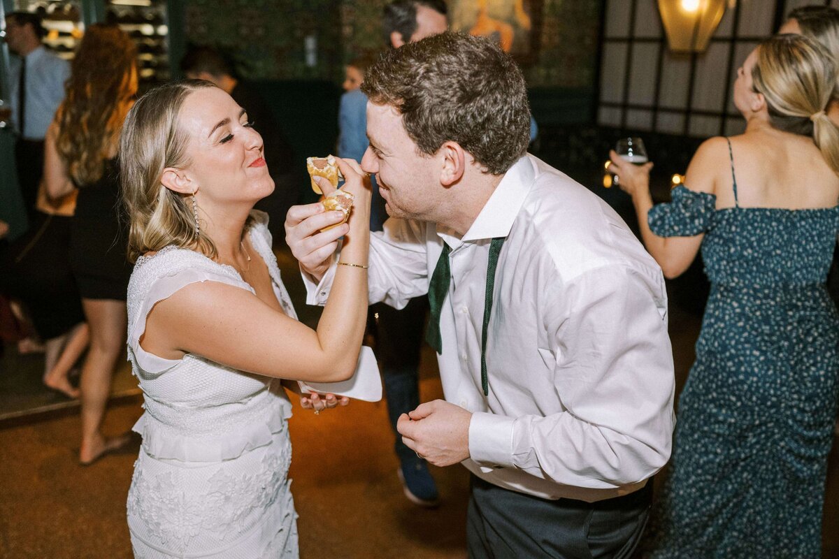 couple-eating-hot-dogs