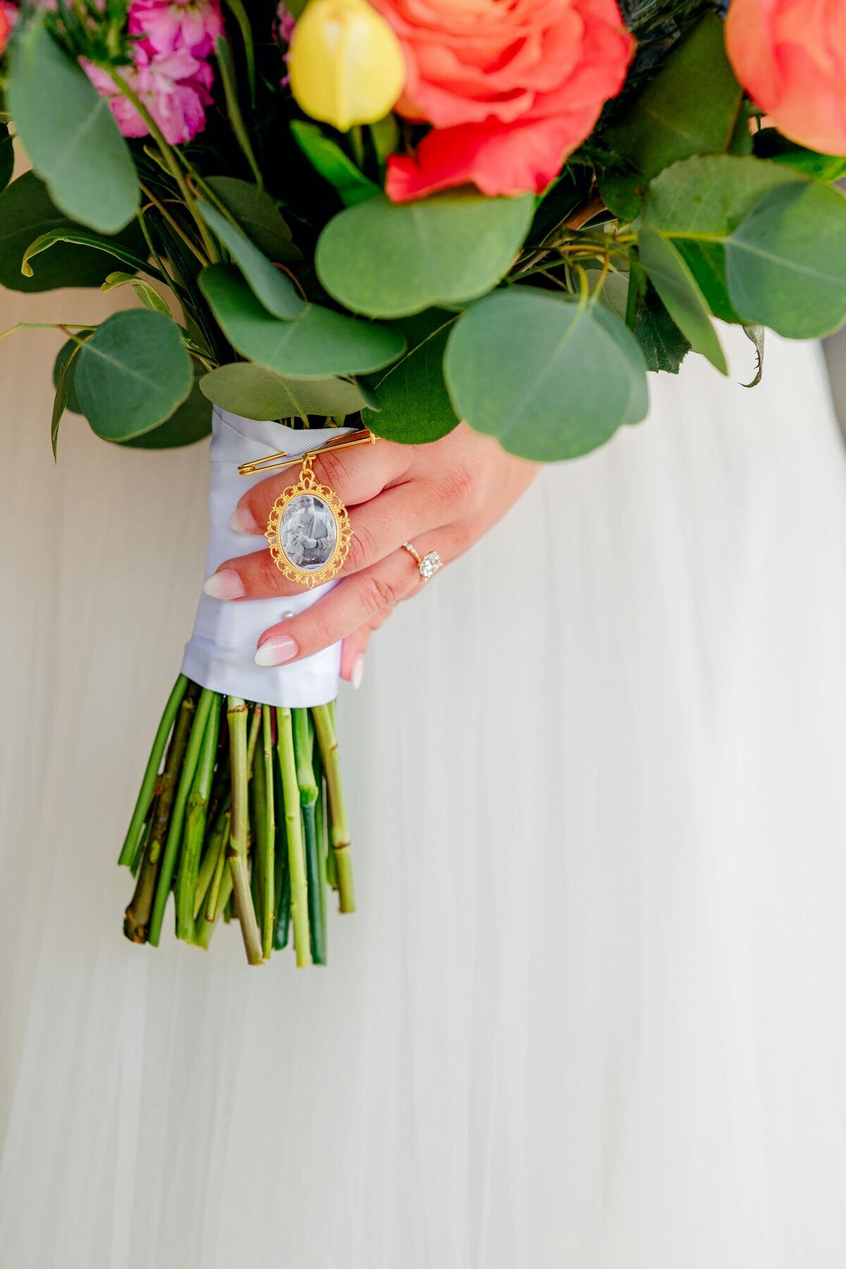 bride-closeup-flowers