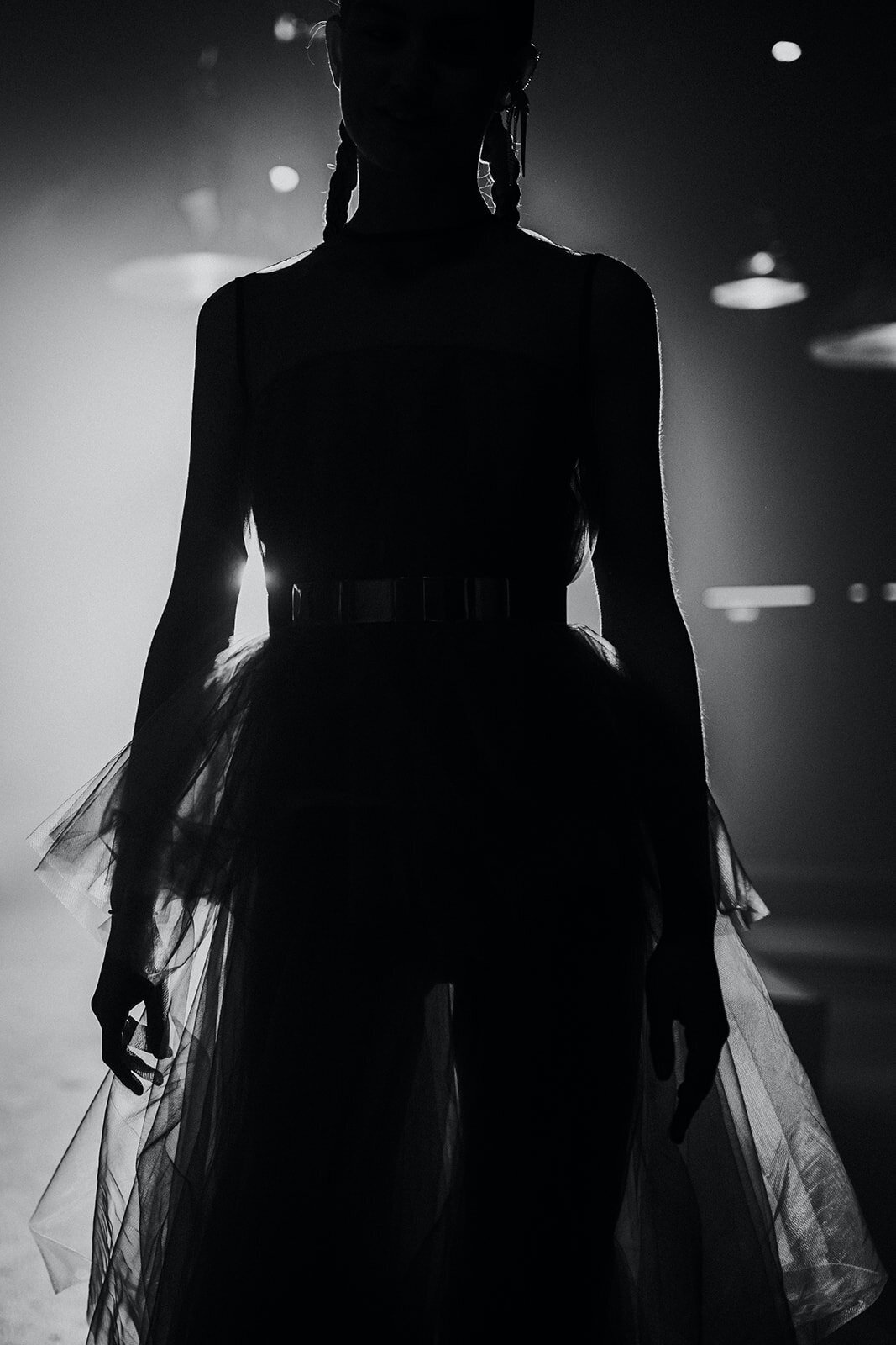 backstage bij Edwin Oudshoorn, model in couture, silhouet van model, licht van achteren fotograferen