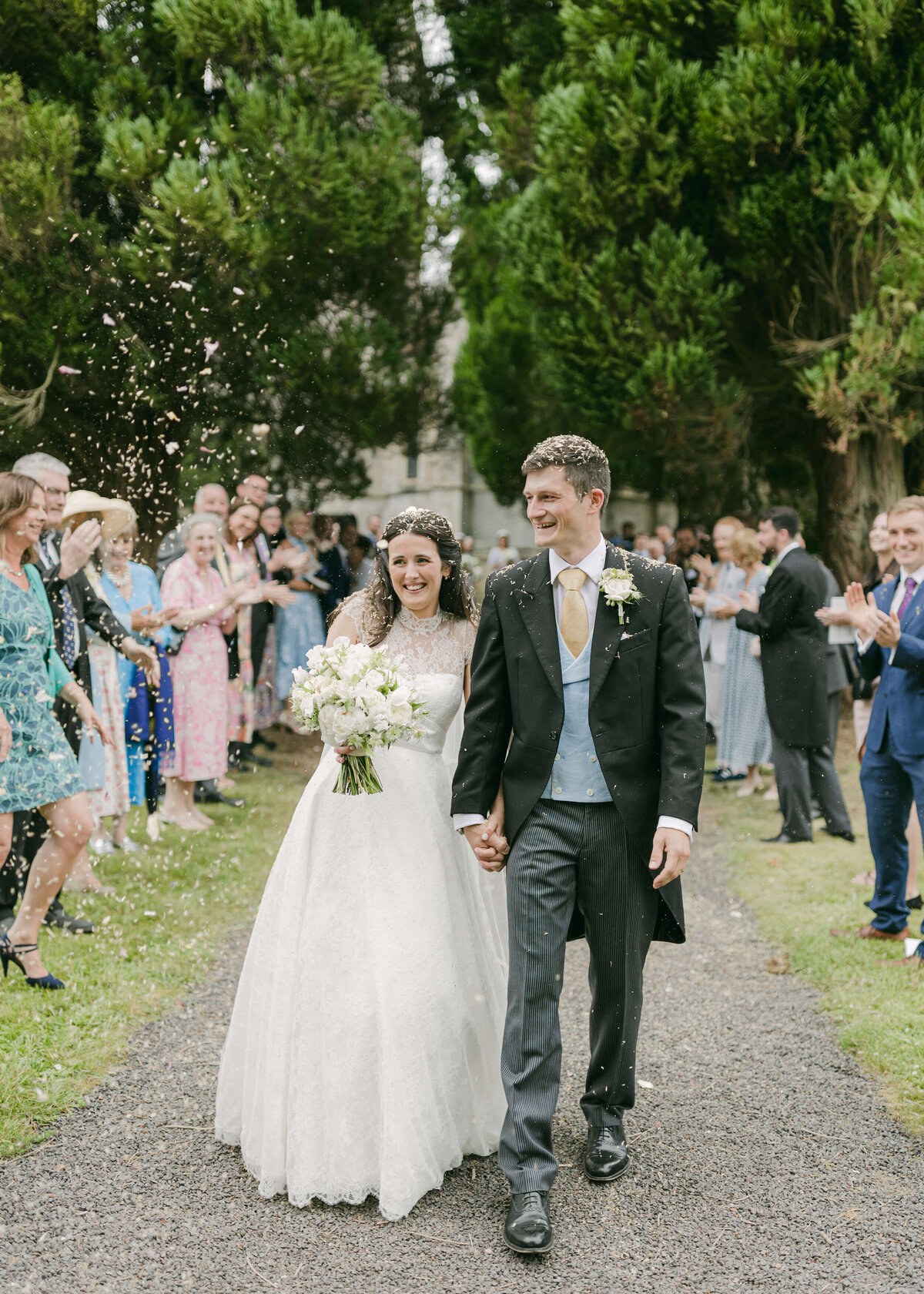 chloe-winstanley-weddings-wiltshire-confetti-couple