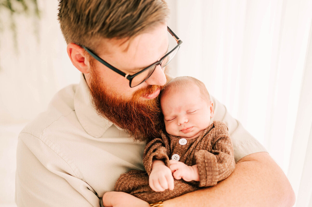 dad and sleeping newborn captured by Springfield MO newborn photographer Jessica Kennedy of The XO Photography