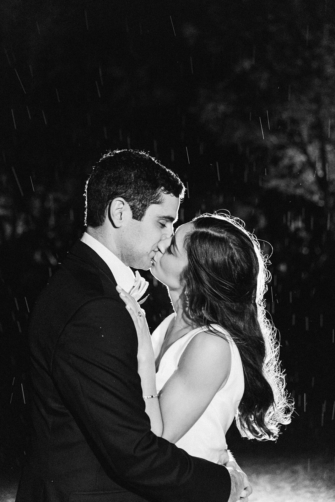 bride-groom-wedding-rain-kiss