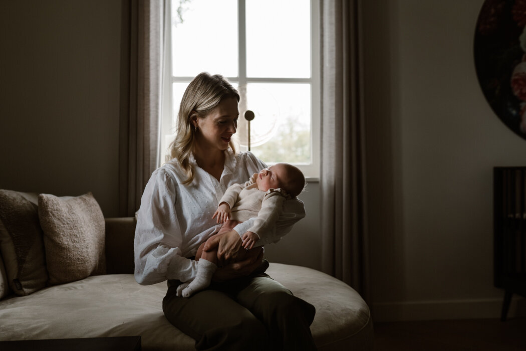Heerlijke newbornshoot in en rondom het huis. Samen knuffelen, spelen, flesje geven en buiten de dieren eten geven.