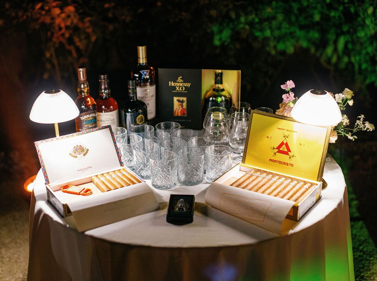 Whisky-cognac-cigars-table