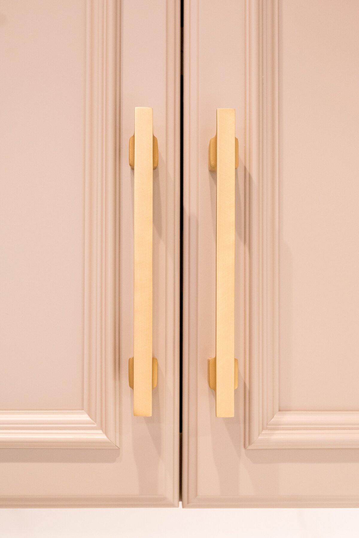 brass-cabinet-handles-luxury-kitchen-comm-ave-min