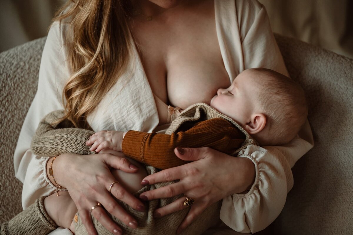 moeder met baby tijdens borstvoeding door fotograaf Eline Hemelt