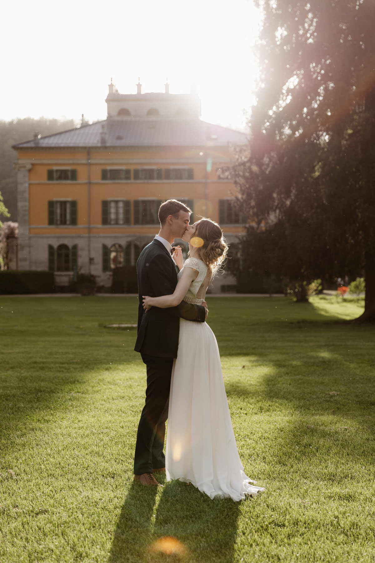 Elodie-et-Ludvik-mariage-couple-exterieur-parc-chateau2