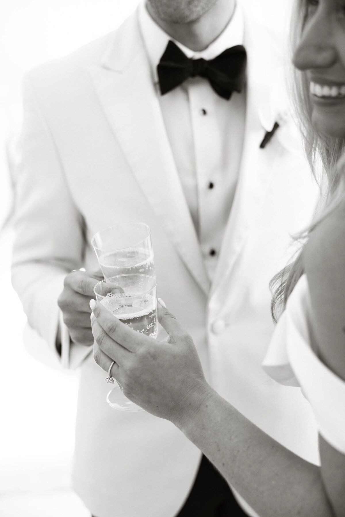 94_bride-groom-champagne