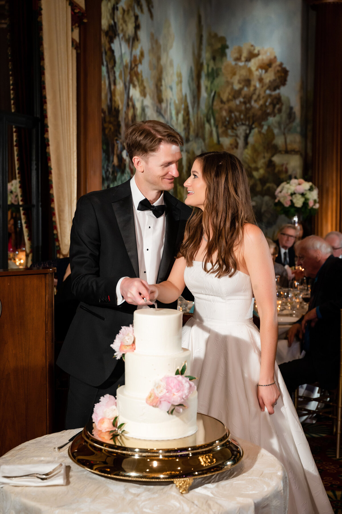 couple cutting wedding cake at duquesne club reception