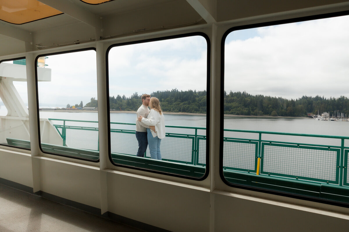 SeattleFerryCouplesPhotography110