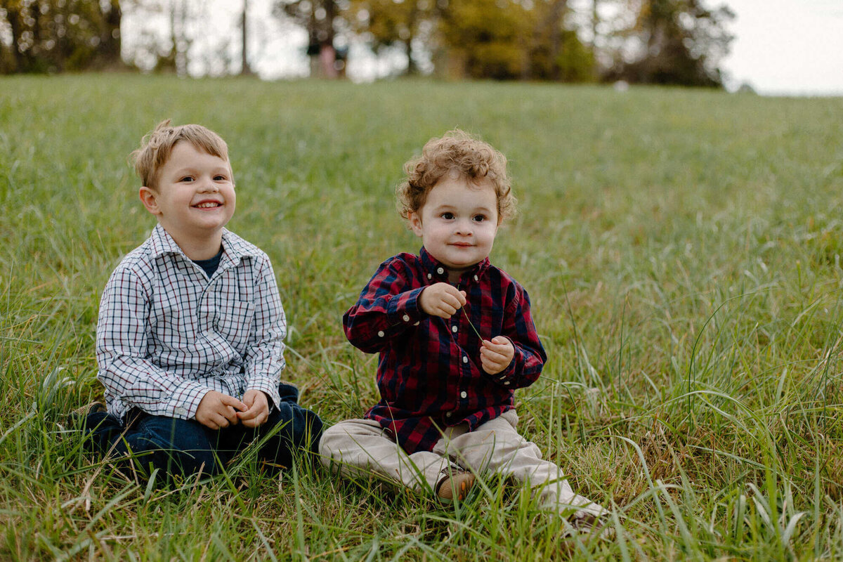 19-kara-loryn-photography-brothers-playing-in-the-grass