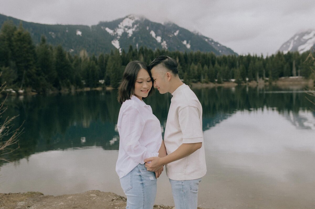 maternity session at Gold Creek Pond