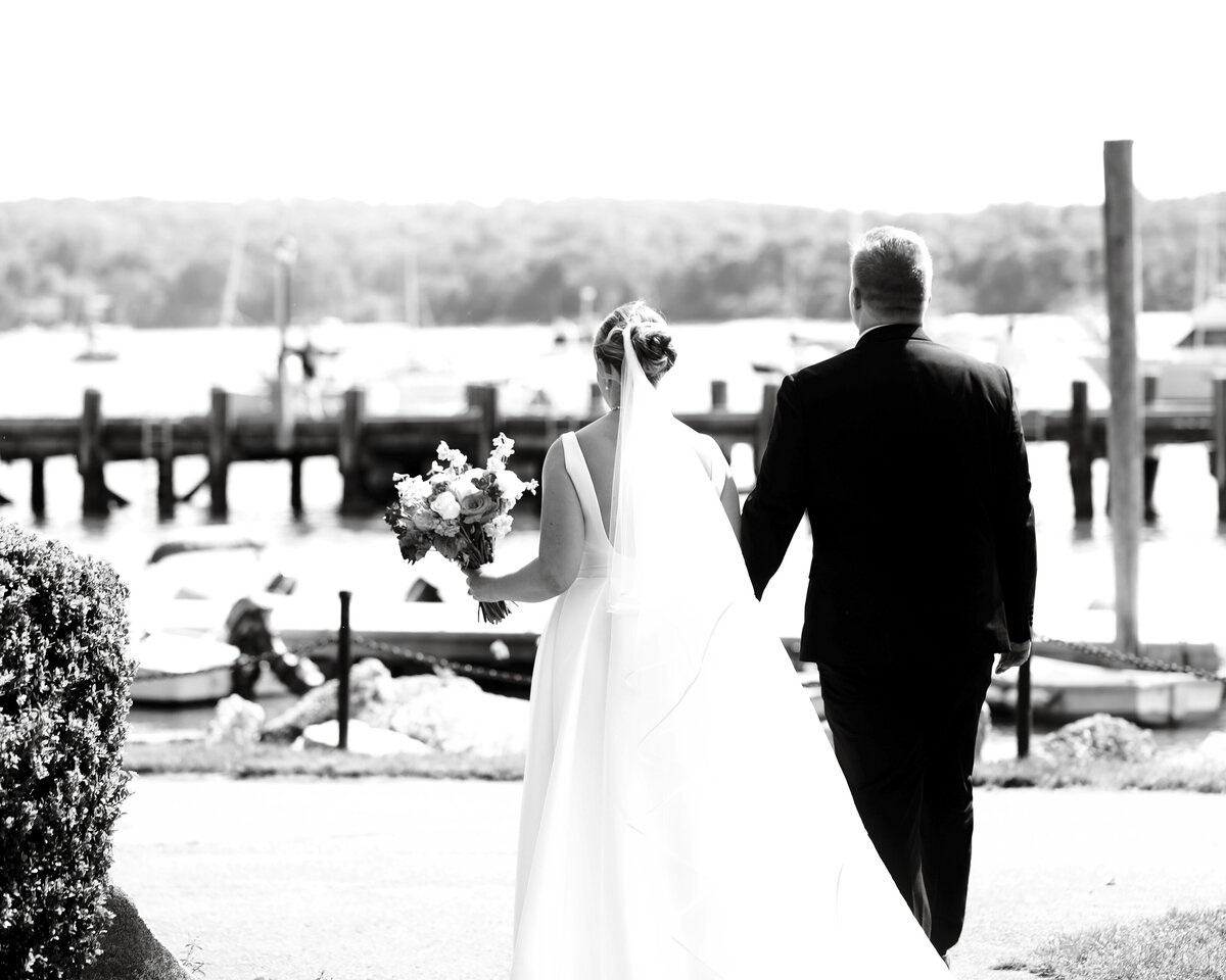 bride-and-groom-just-married-photograph