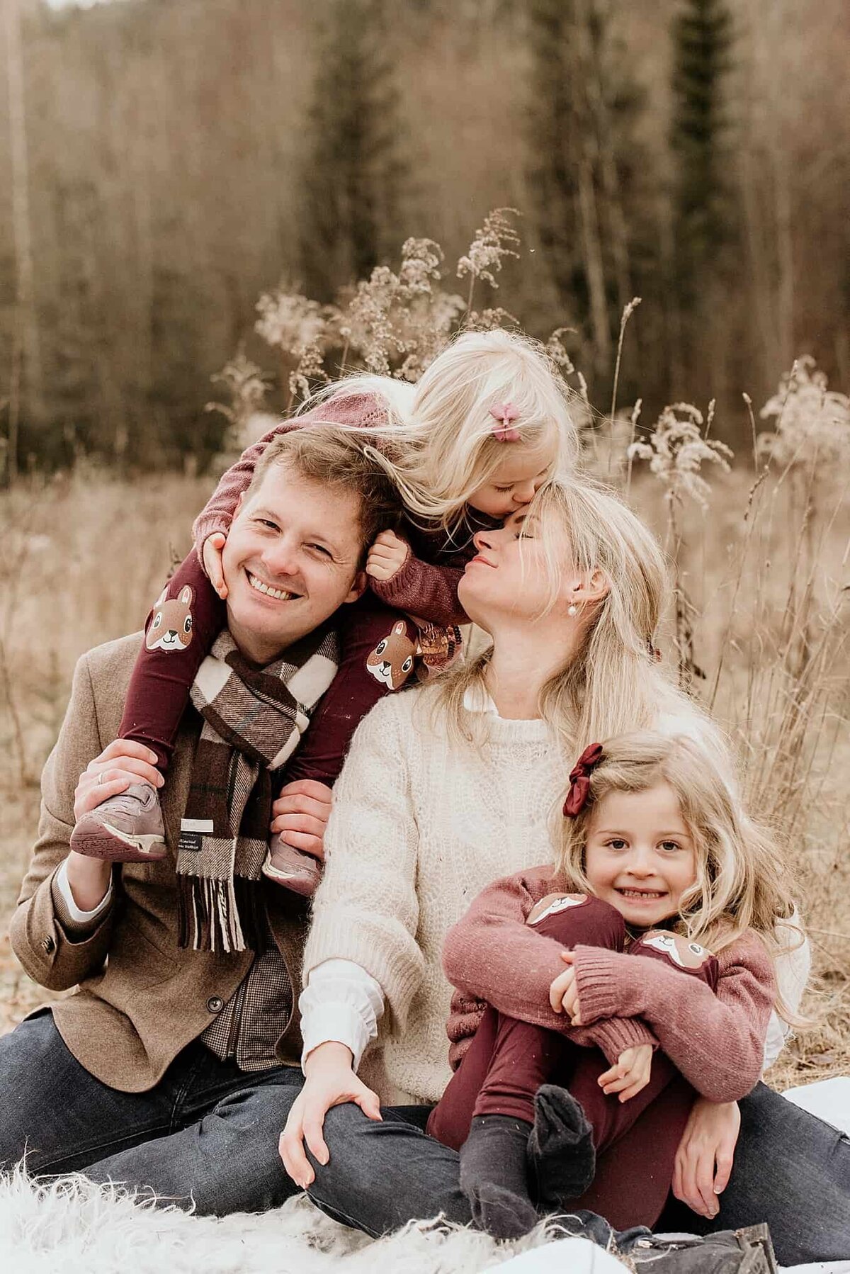 familieportrett-familiefotografering-utendørs-latter-kjærlighet