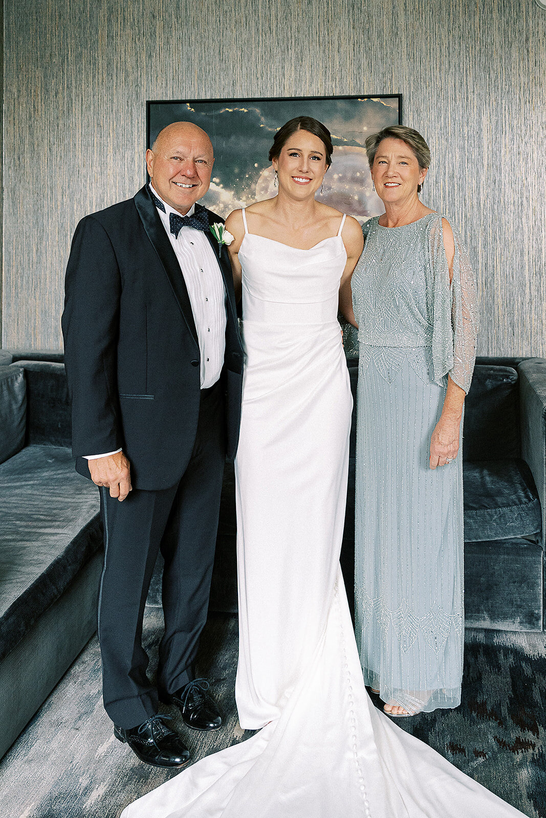 bride-with-parents-london-house-chicago-hbicweddings