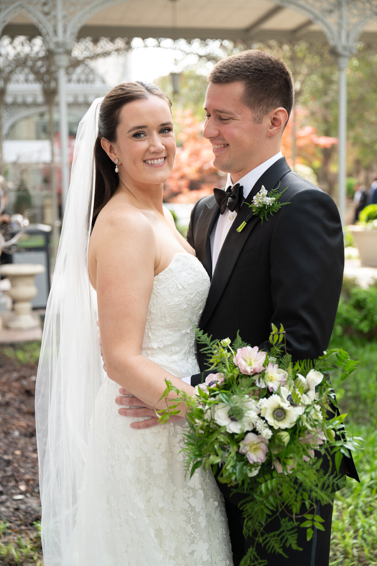 Bride and groom pictures outside of Union Station Dallas
