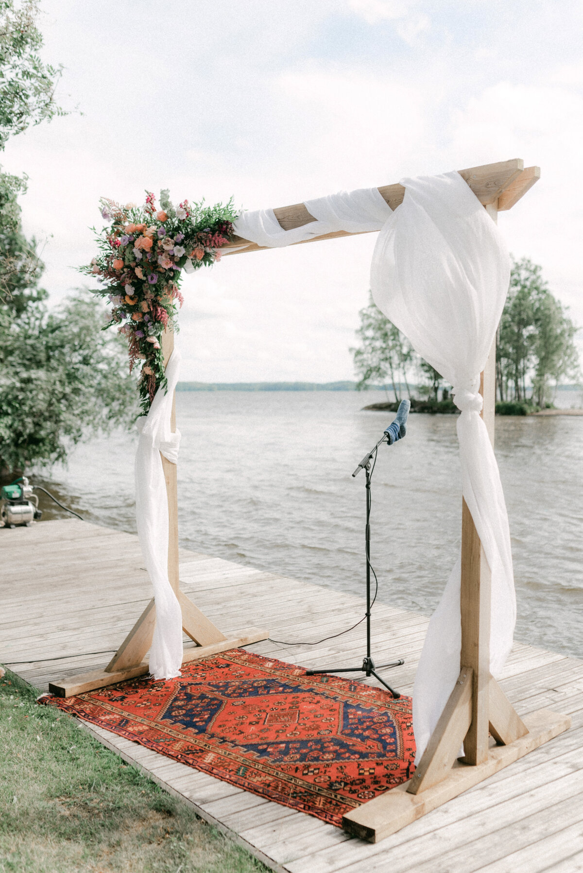 Dokumentaarinen hääkuva hääpäivän yksityiskohdista
