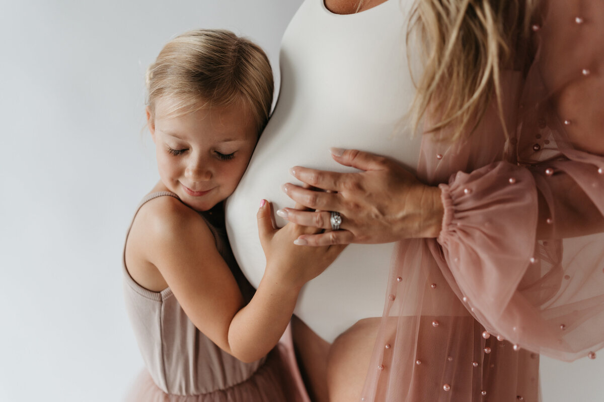 Midwest Maternity Photographer Beyond the Pines S9244