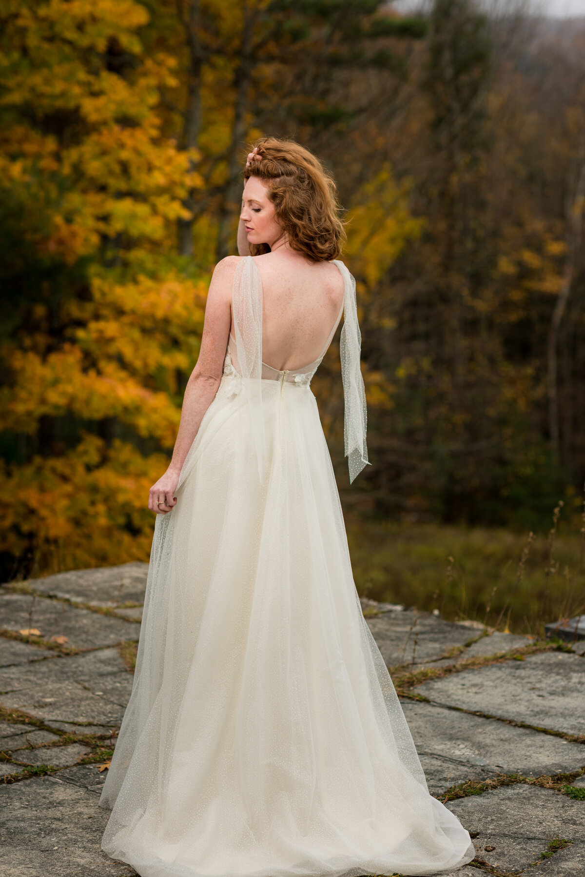 bridal pose in the mountains of massachusetts