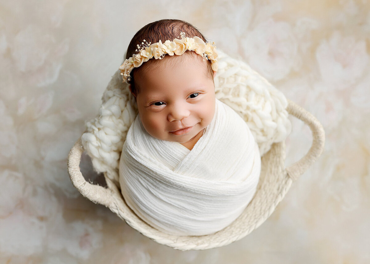 charlotte_newborn_white_swaddle
