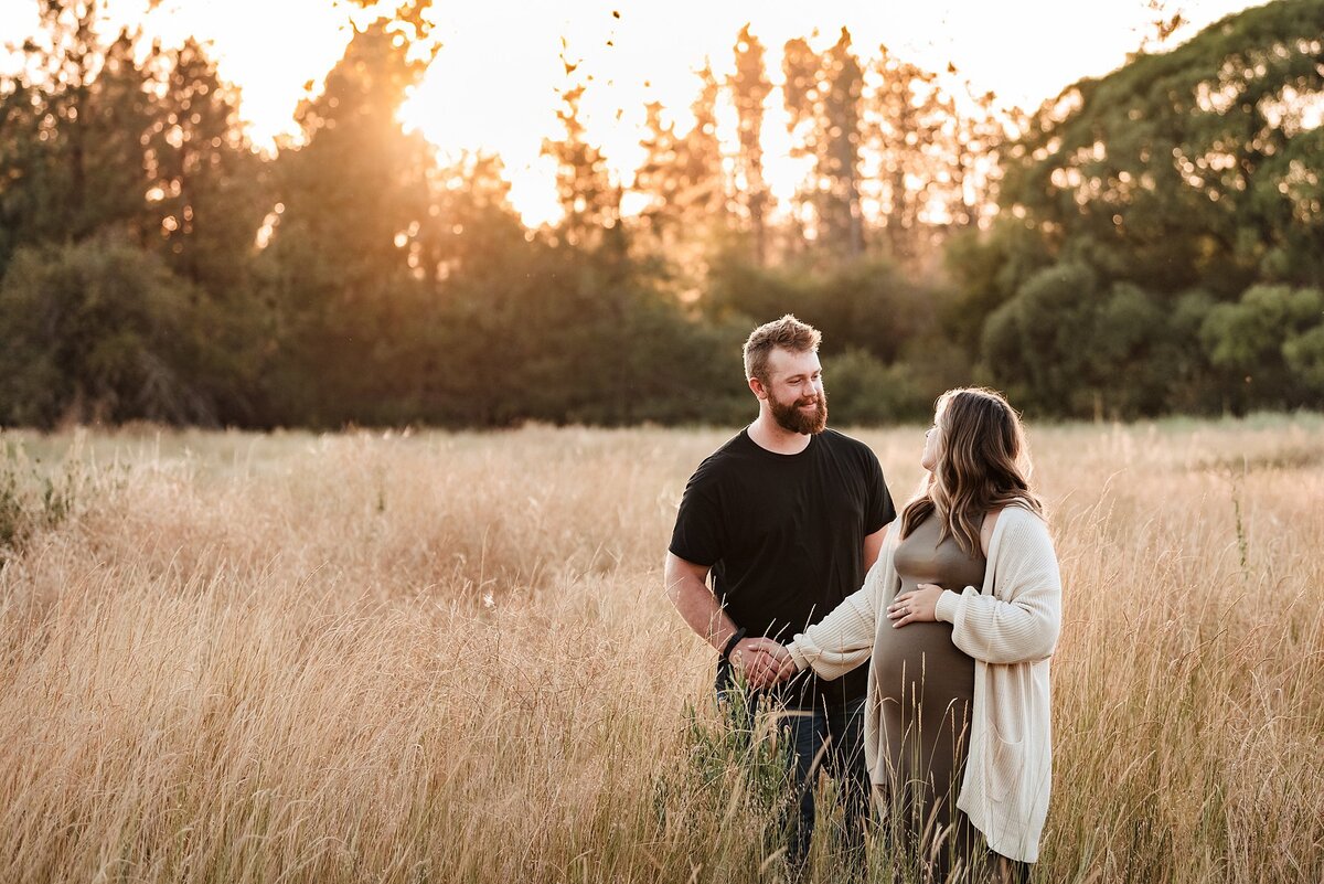 fall maternity shoot ideas at sunset