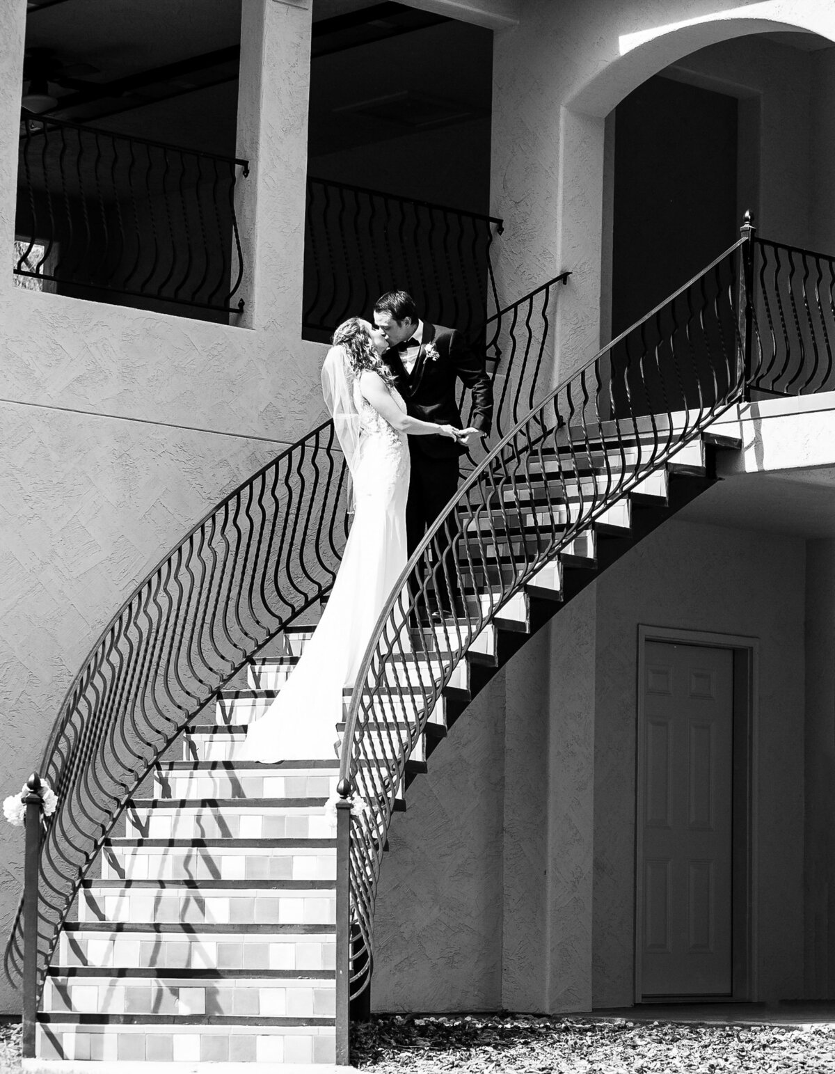atlanta-wedding-romantic-staircase-kiss-outdoor-venu