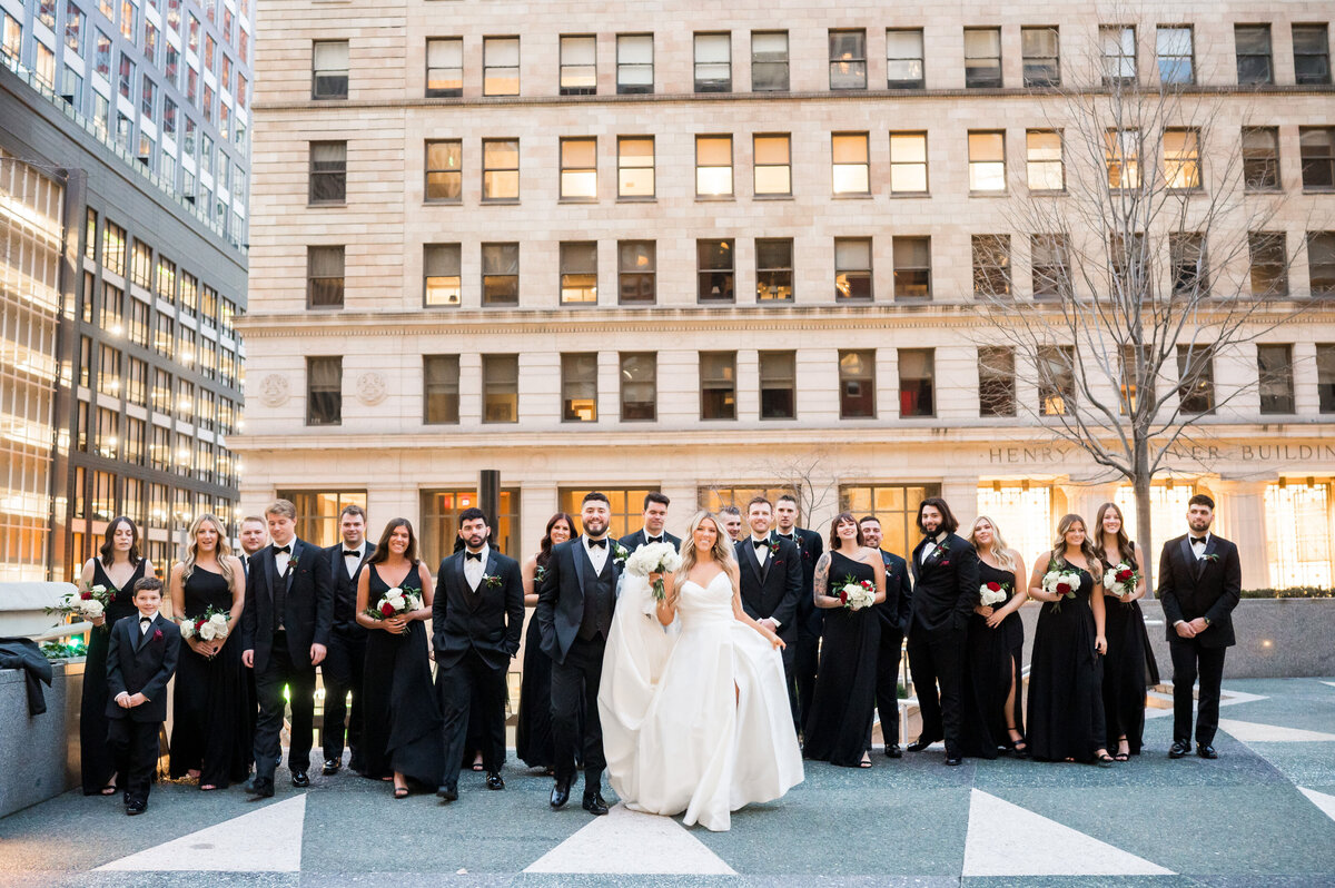picture of large wedding party