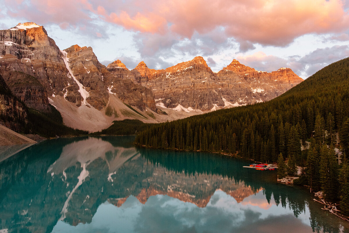 colorful_moraine_lake_sunrise_banff_canada