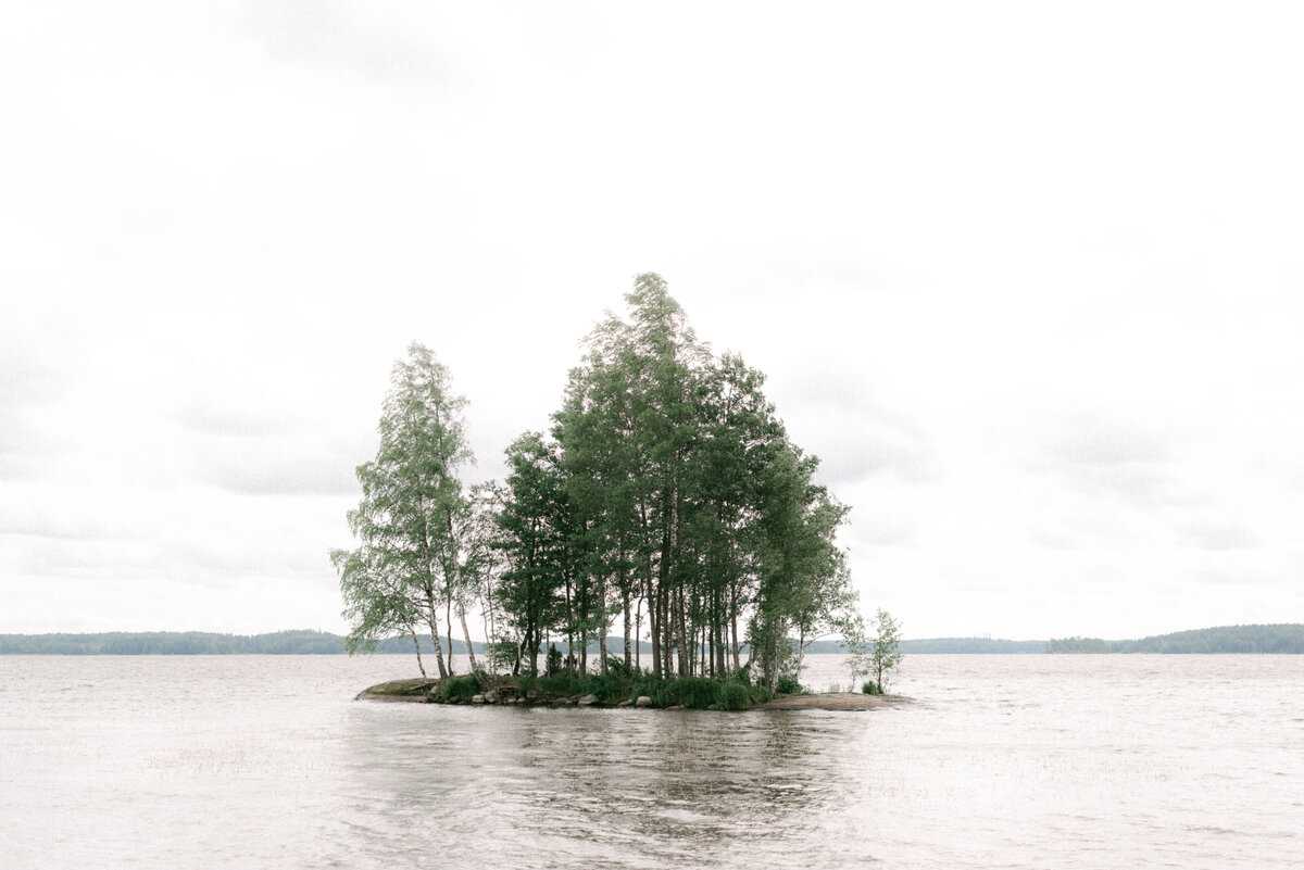 Pieni saari järvellä