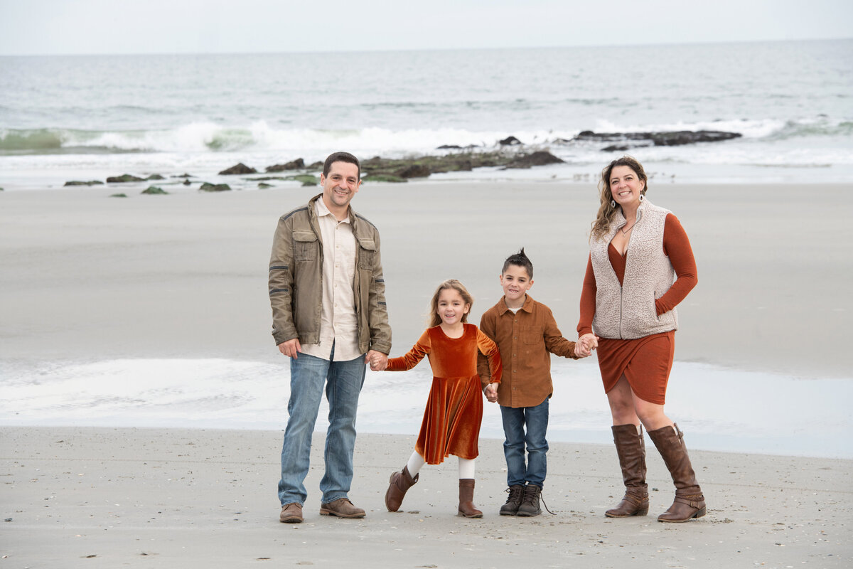 fall_family_portrait_on_beach