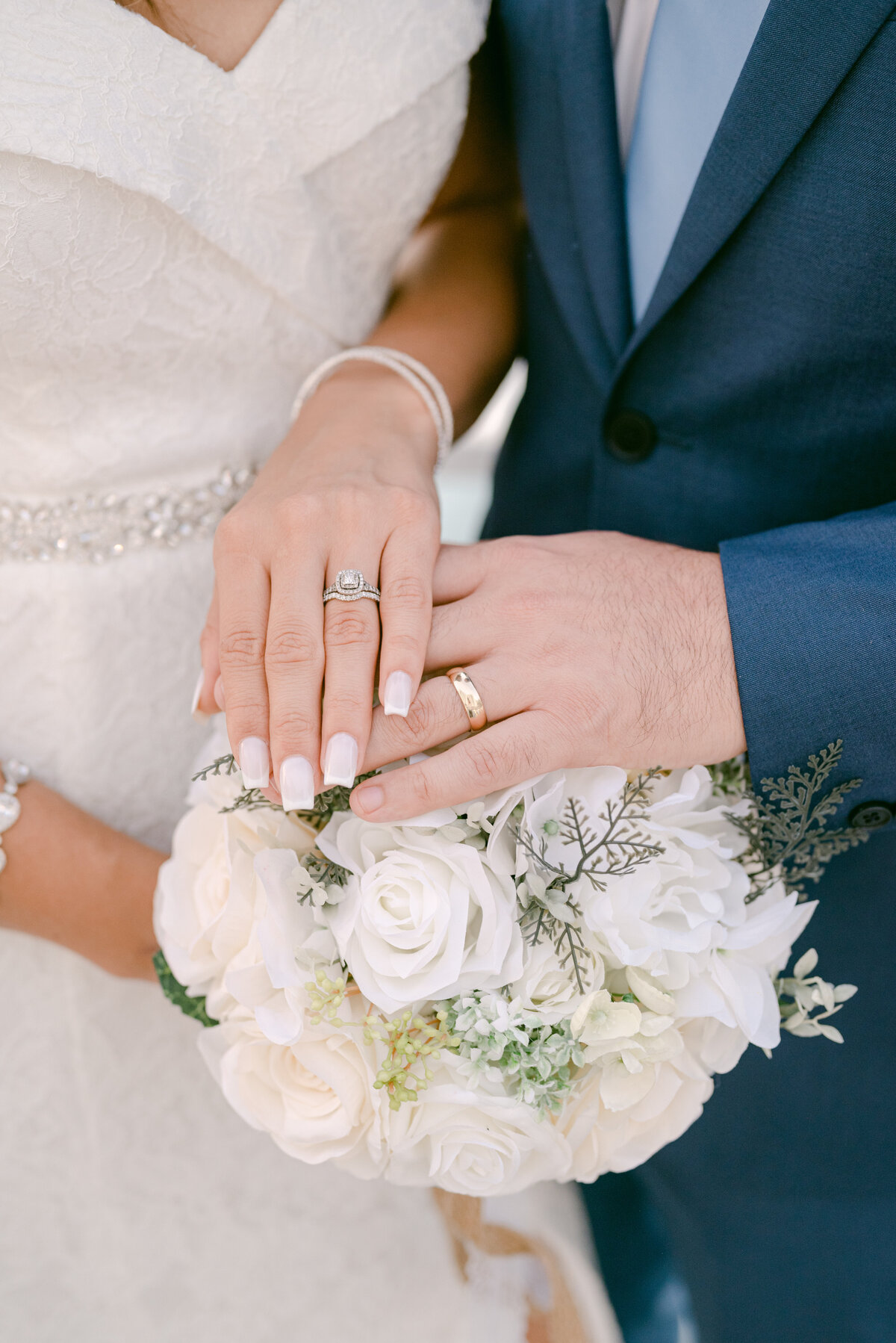 Detail of the rings with the bouquet