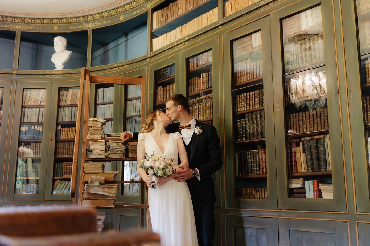 Elodie-et-Ludvik-mariage-couple-bibliotheque-chateau1