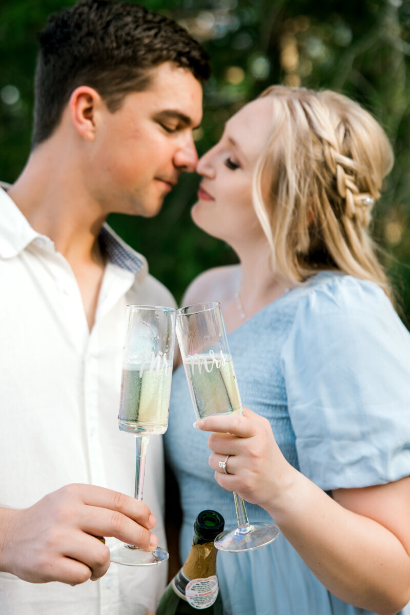 couple kissing drinking champagne