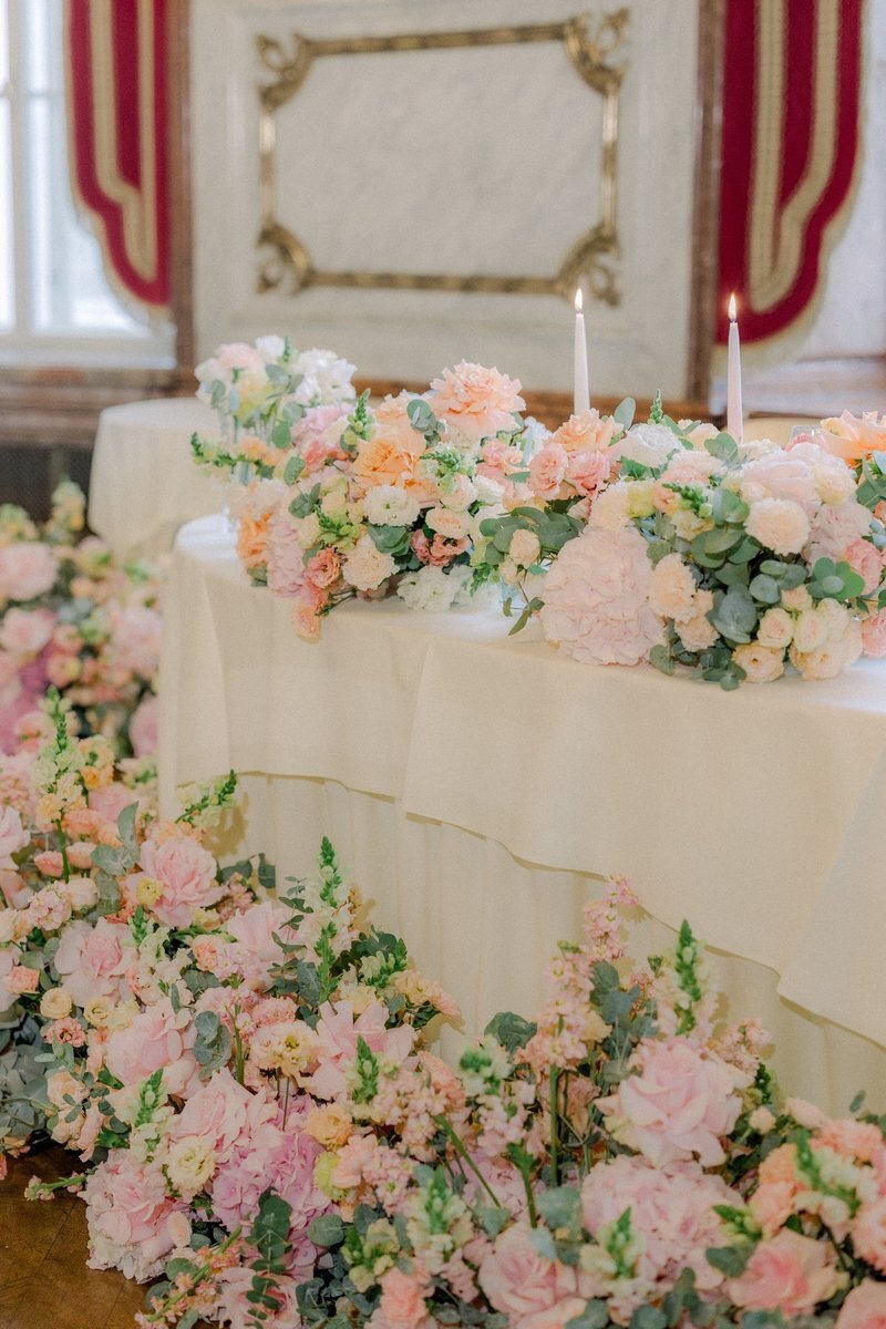 beautiful flower arrangement of a sweetheart table at the destination wedding in palace Daun Kinsky in Vienna