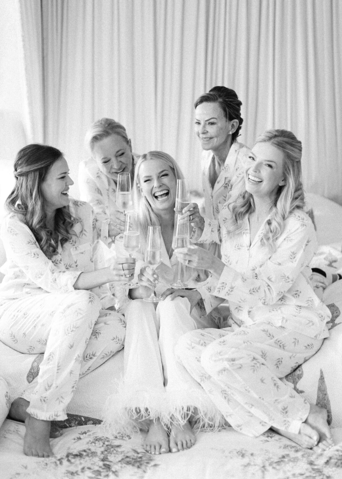 chloe-winstanley-weddings-cotswolds-cornwell-manor-bedroom-daily-sleeper-champagne