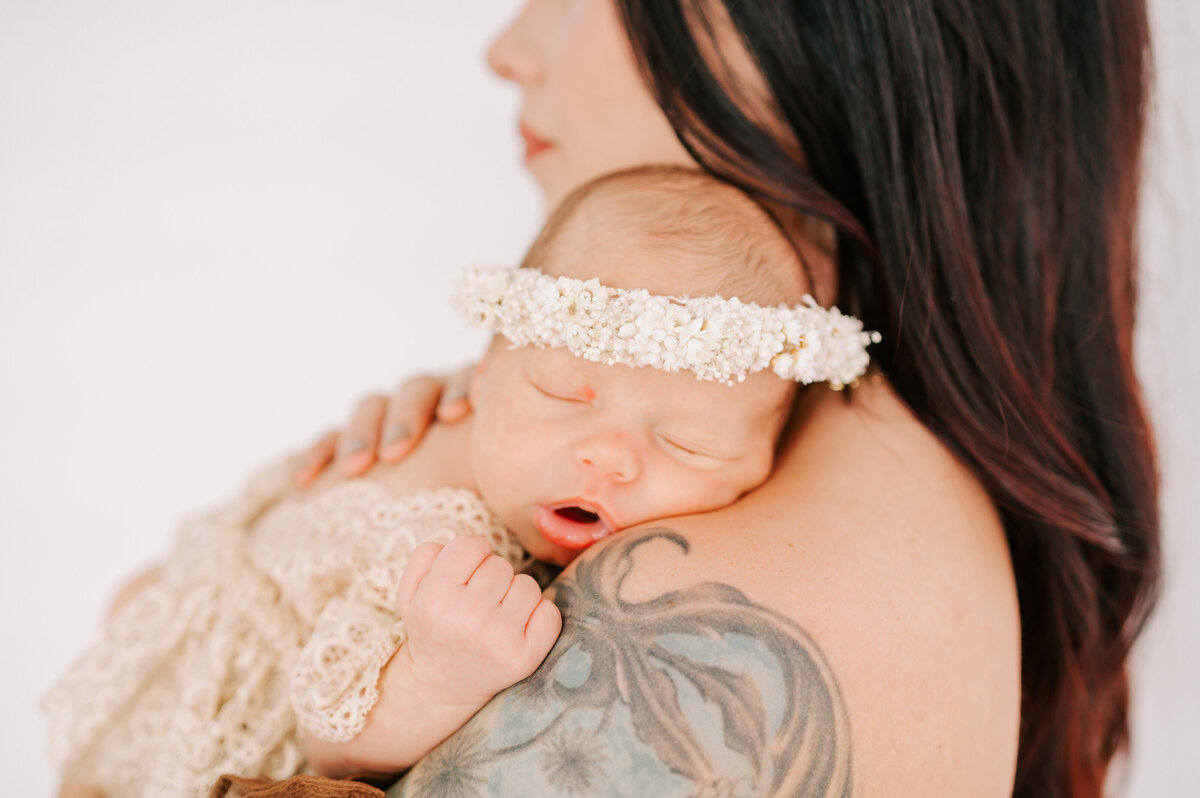 Springfield MO newborn photographer captures sleeping newborn on moms shoulder