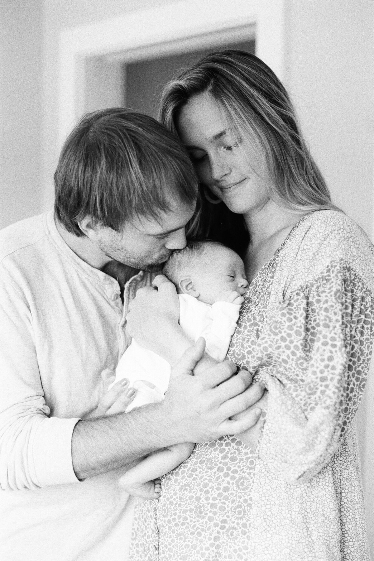 modern-natural-newborn-photos-charlottesville-virginia-amy-nicole-photography-0023