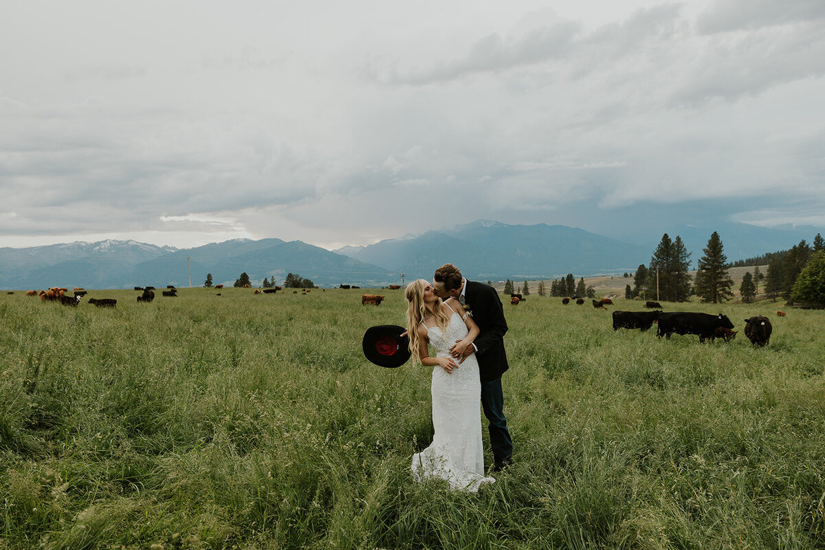 presley-gray-cowboy-luxury-montana-wedding-9093