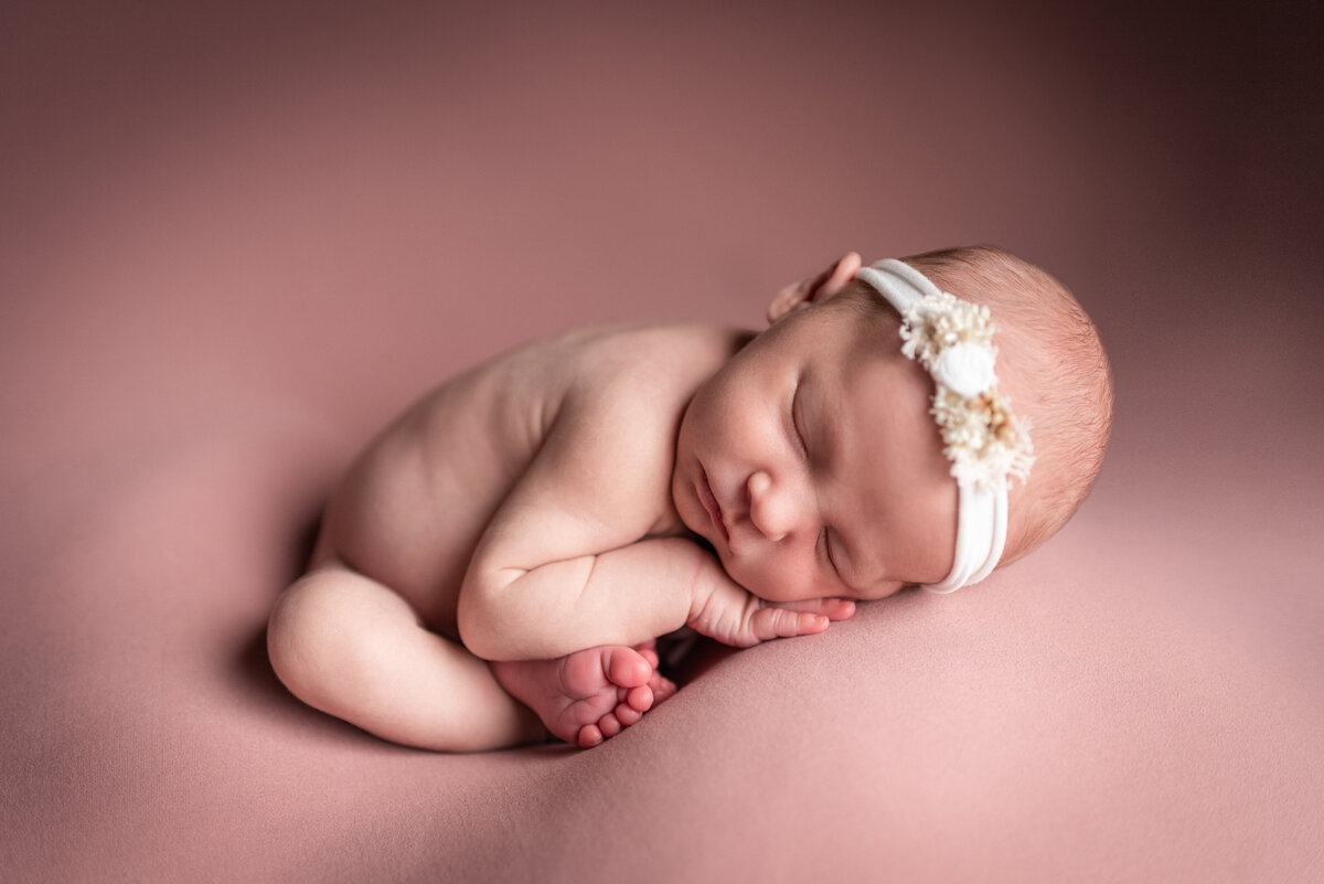 baby girl taco womb posed newborn photographer northeast fort wayne bluffton indiana