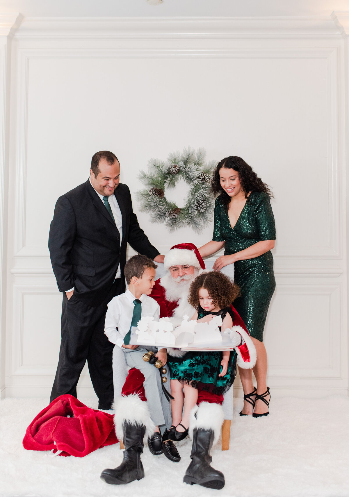 Gallery-2022_11-05 Christmas Minis with Santa Acosta Family M Suarez Photography 14MSuarezPhotography