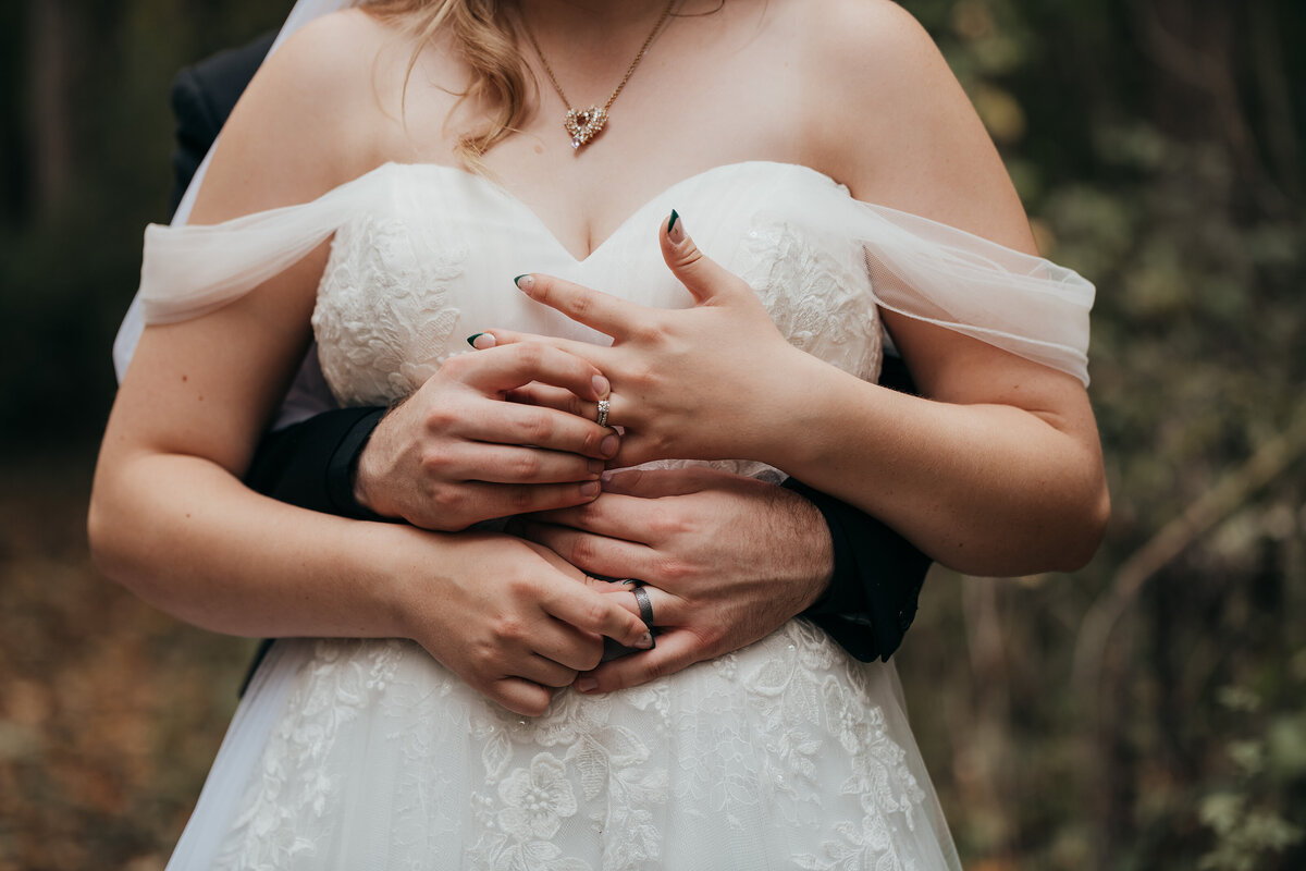 rings-wedding-details-hands-photography