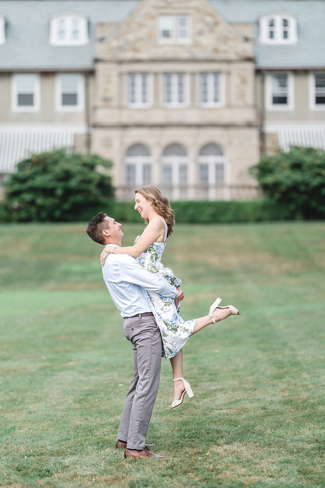 elegant_engagement_at_blithewold_mansion